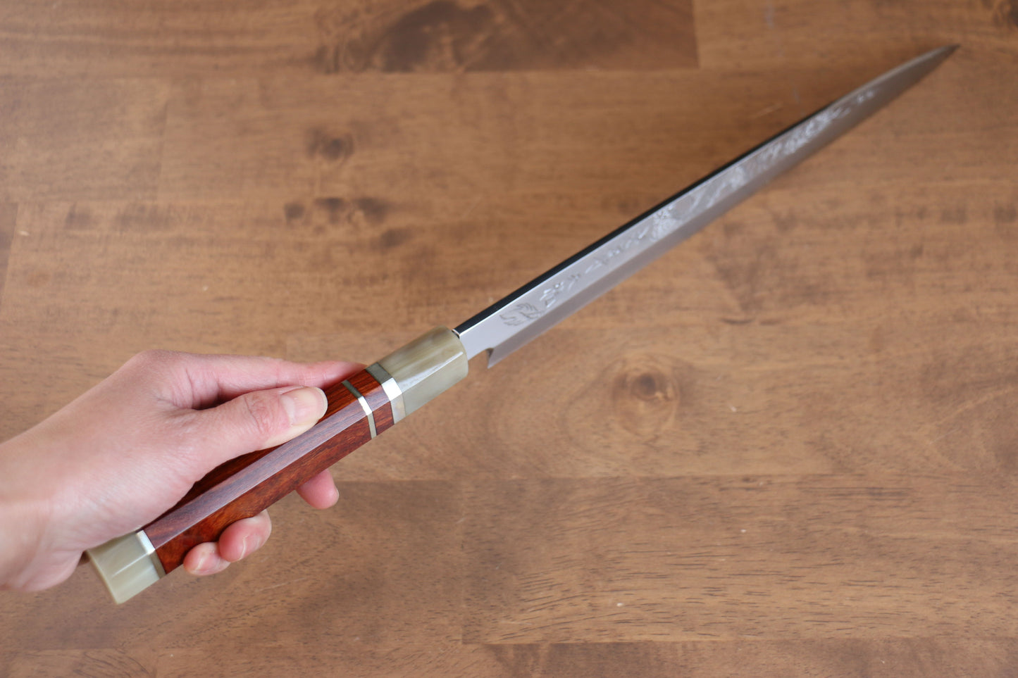 堺 孝行 天龍 うずしお 青ニ鋼 ドラゴンの彫刻入り 柳刃包丁 300mm 赤黒檀柄 鞘付き - 清助刃物