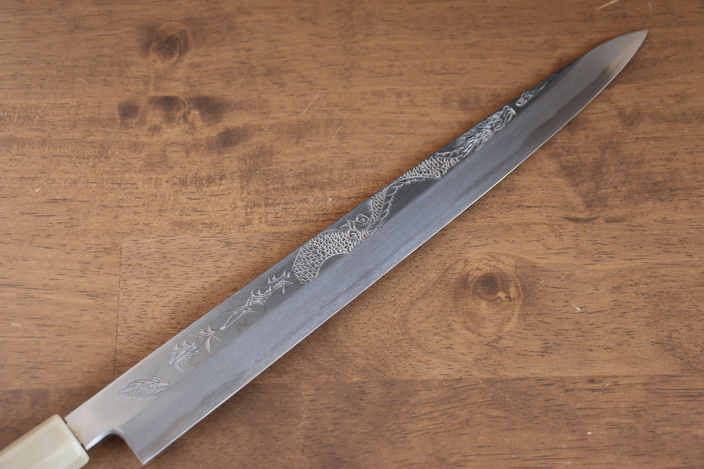 堺 孝行 天龍 うずしお 青ニ鋼 ドラゴンの彫刻入り 柳刃包丁 300mm 赤黒檀柄 鞘付き - 清助刃物
