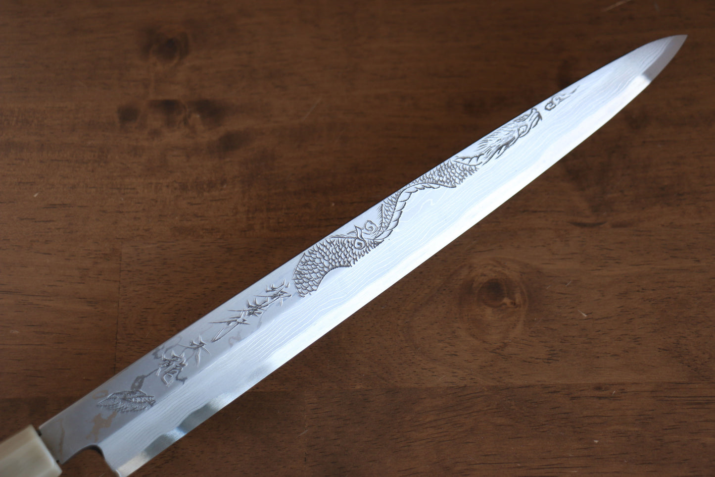 堺 孝行 天龍 うずしお 青ニ鋼 ドラゴンの彫刻入り 柳刃包丁 300mm 赤黒檀柄 鞘付き - 清助刃物