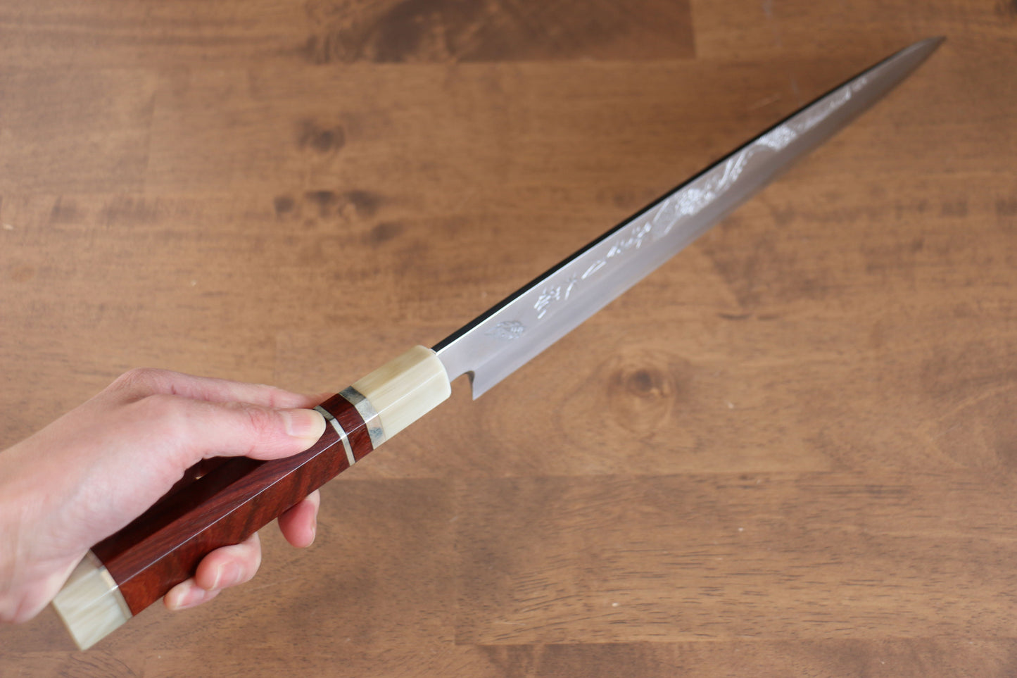 堺 孝行 天龍 うずしお 青ニ鋼 ドラゴンの彫刻入り 柳刃包丁 300mm 赤黒檀柄 鞘付き - 清助刃物