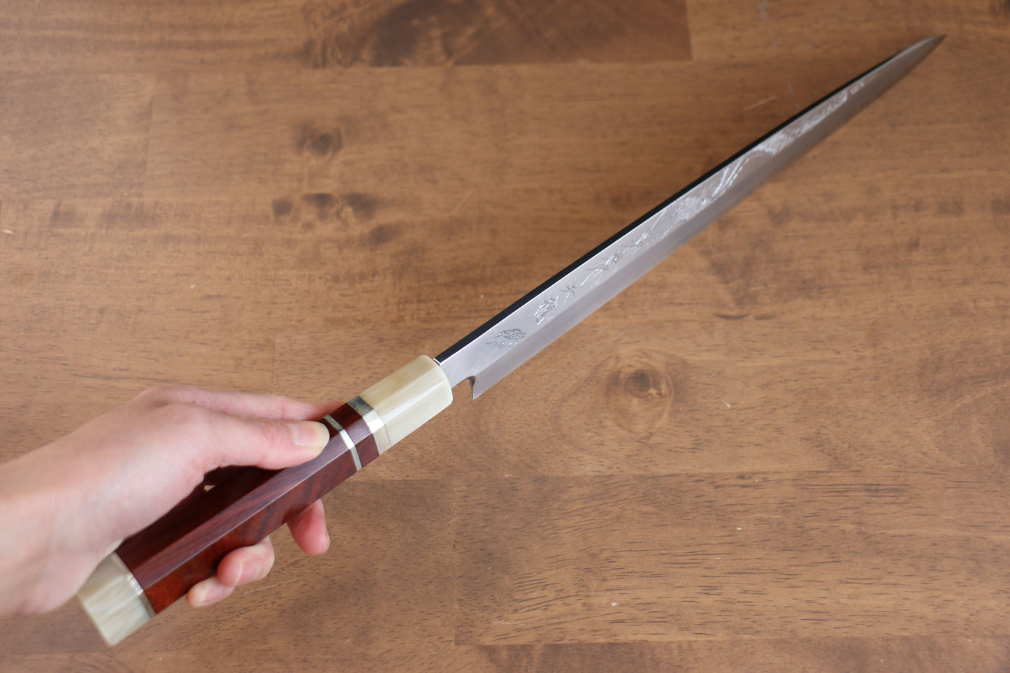 堺 孝行 天龍 うずしお 青ニ鋼 ドラゴンの彫刻入り 柳刃包丁 300mm 赤黒檀柄 鞘付き - 清助刃物