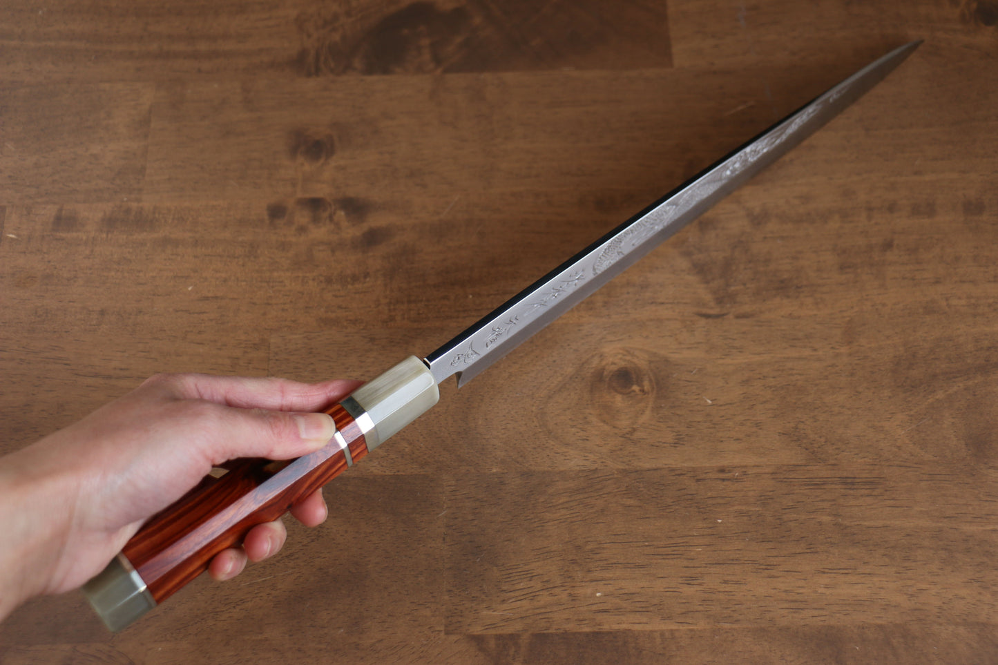 堺 孝行 天龍 うずしお 青ニ鋼 ドラゴンの彫刻入り 柳刃包丁 300mm 赤黒檀柄 鞘付き - 清助刃物