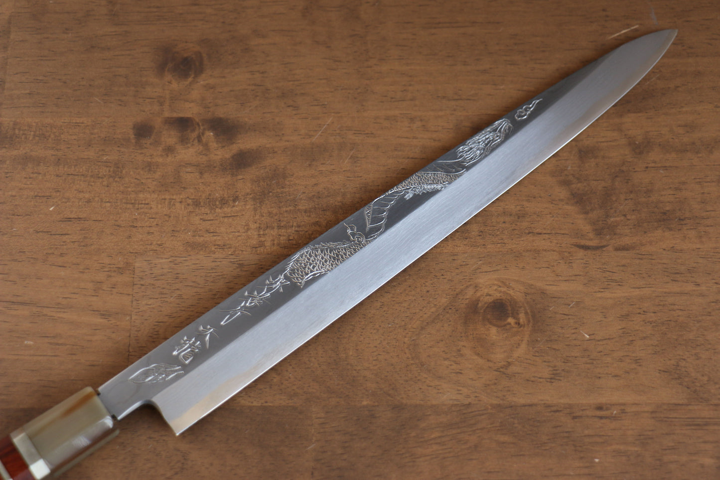 堺 孝行 天龍 うずしお 青ニ鋼 ドラゴンの彫刻入り 柳刃包丁 300mm 赤黒檀柄 鞘付き - 清助刃物