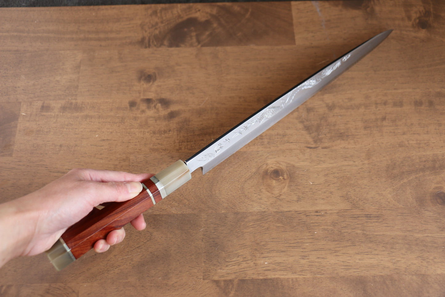 堺 孝行 天龍 うずしお 青ニ鋼 ドラゴンの彫刻入り 柳刃包丁 300mm 赤黒檀柄 鞘付き - 清助刃物