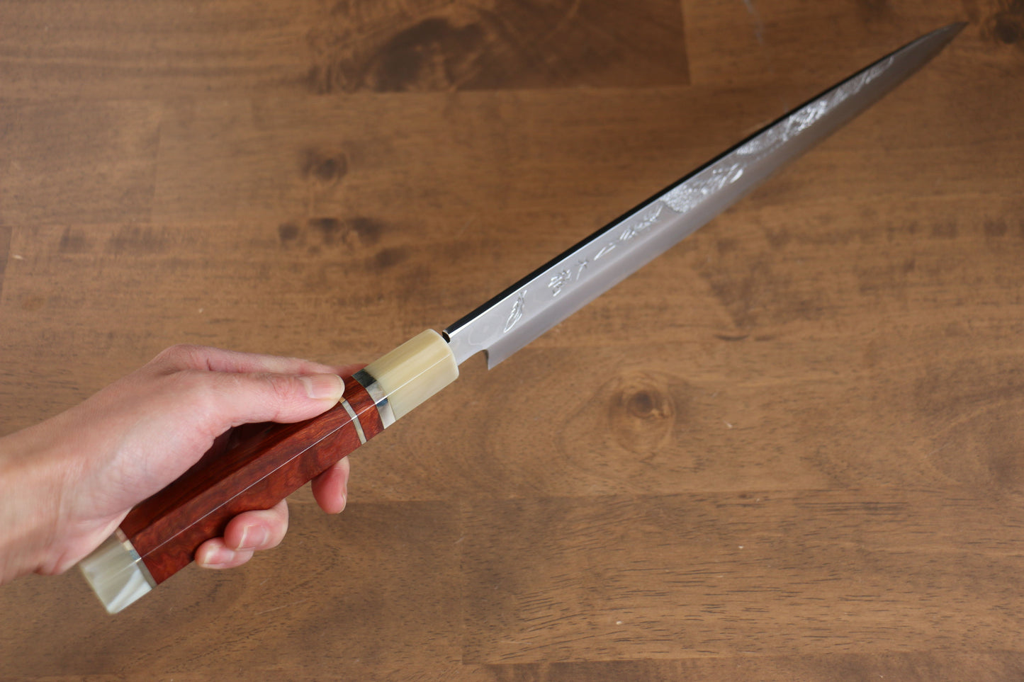 堺 孝行 天龍 うずしお 青ニ鋼 ドラゴンの彫刻入り 柳刃包丁 300mm 赤黒檀柄 鞘付き - 清助刃物