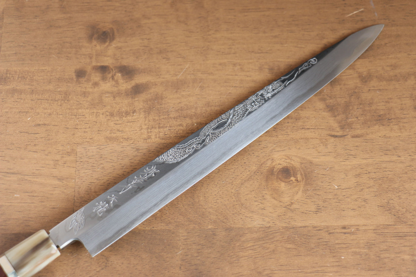 堺 孝行 天龍 うずしお 青ニ鋼 ドラゴンの彫刻入り 柳刃包丁 300mm 赤黒檀柄 鞘付き - 清助刃物