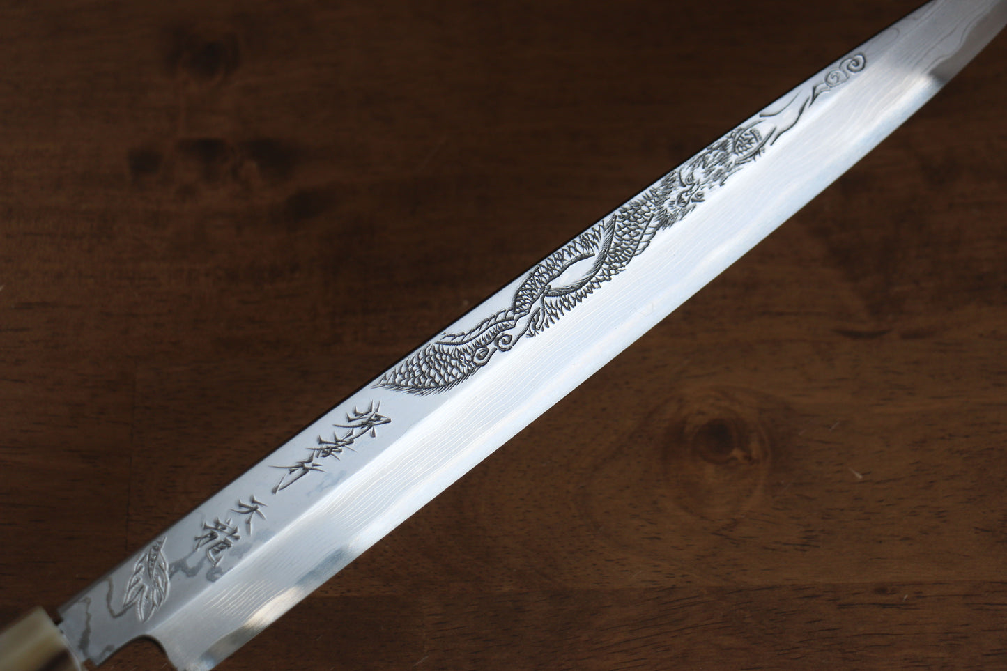 堺 孝行 天龍 うずしお 青ニ鋼 ドラゴンの彫刻入り 柳刃包丁 300mm 赤黒檀柄 鞘付き - 清助刃物