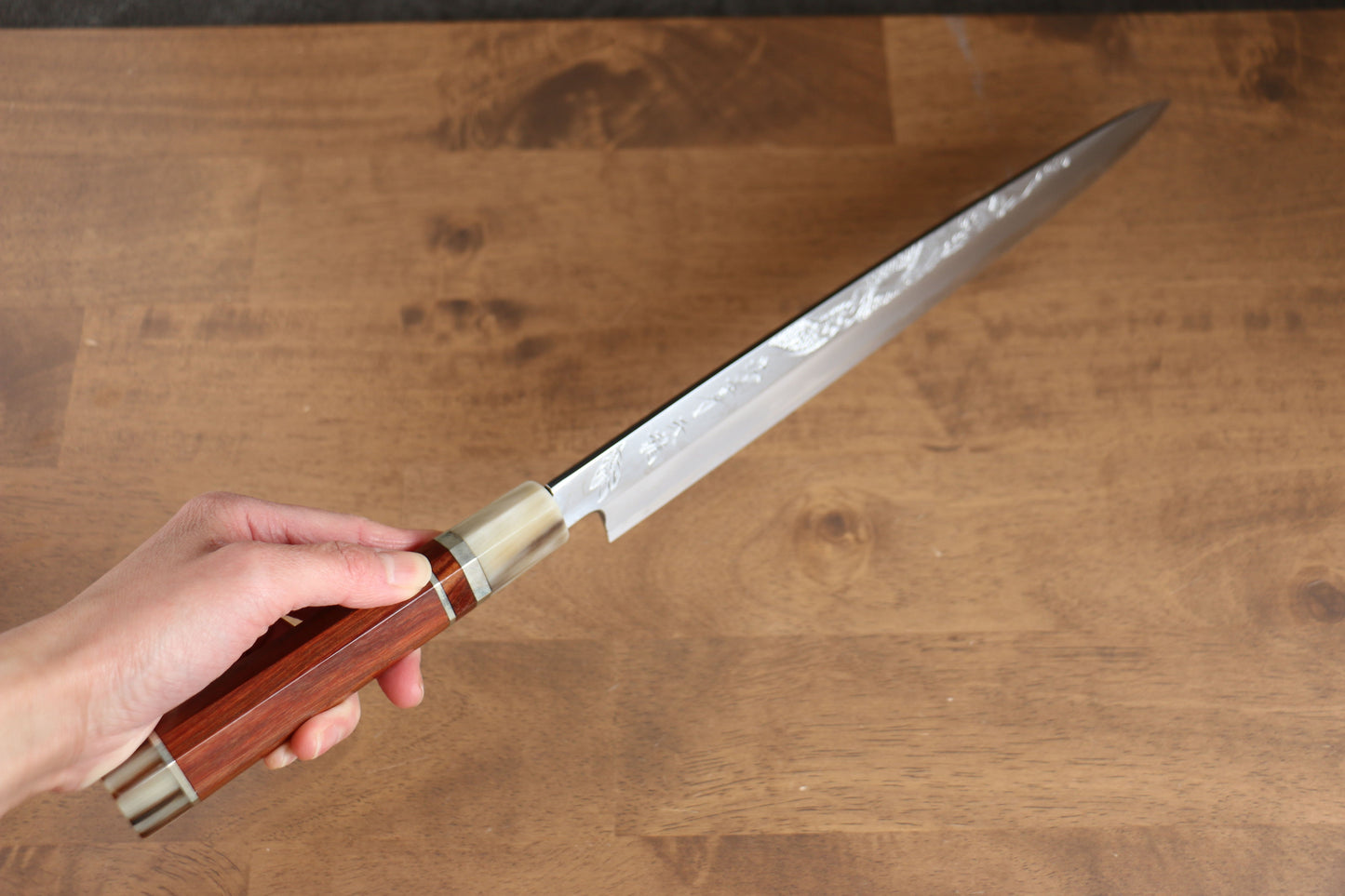 堺 孝行 天龍 うずしお 青ニ鋼 ドラゴンの彫刻入り 柳刃包丁 300mm 赤黒檀柄 鞘付き - 清助刃物