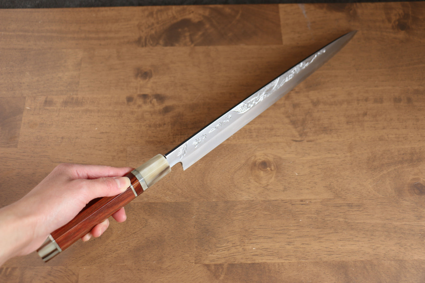 堺 孝行 天龍 うずしお 青ニ鋼 ドラゴンの彫刻入り 柳刃包丁 300mm 赤黒檀柄 鞘付き - 清助刃物