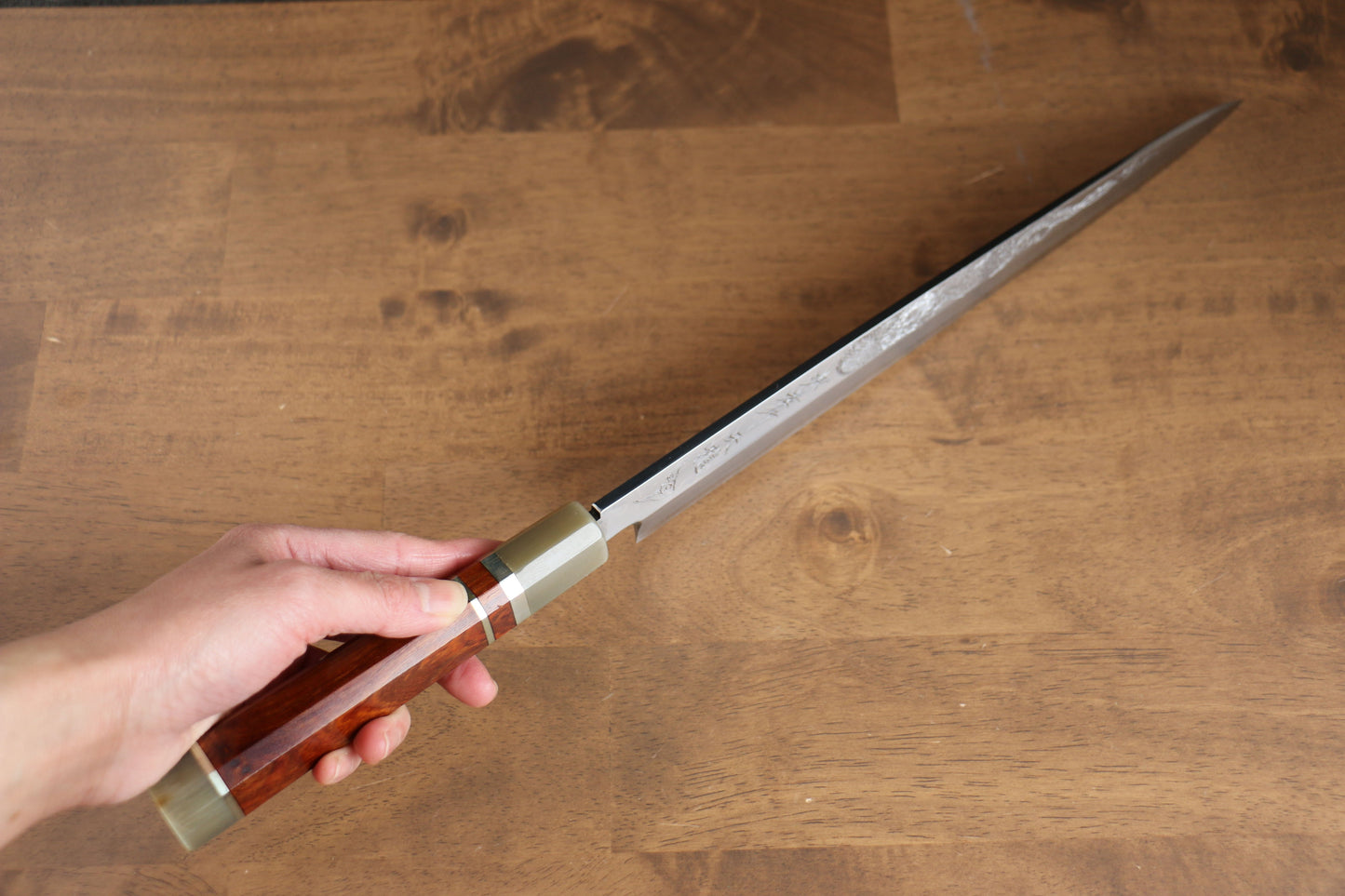 堺 孝行 天龍 うずしお 青ニ鋼 ドラゴンの彫刻入り 柳刃包丁 300mm 赤黒檀柄 鞘付き - 清助刃物