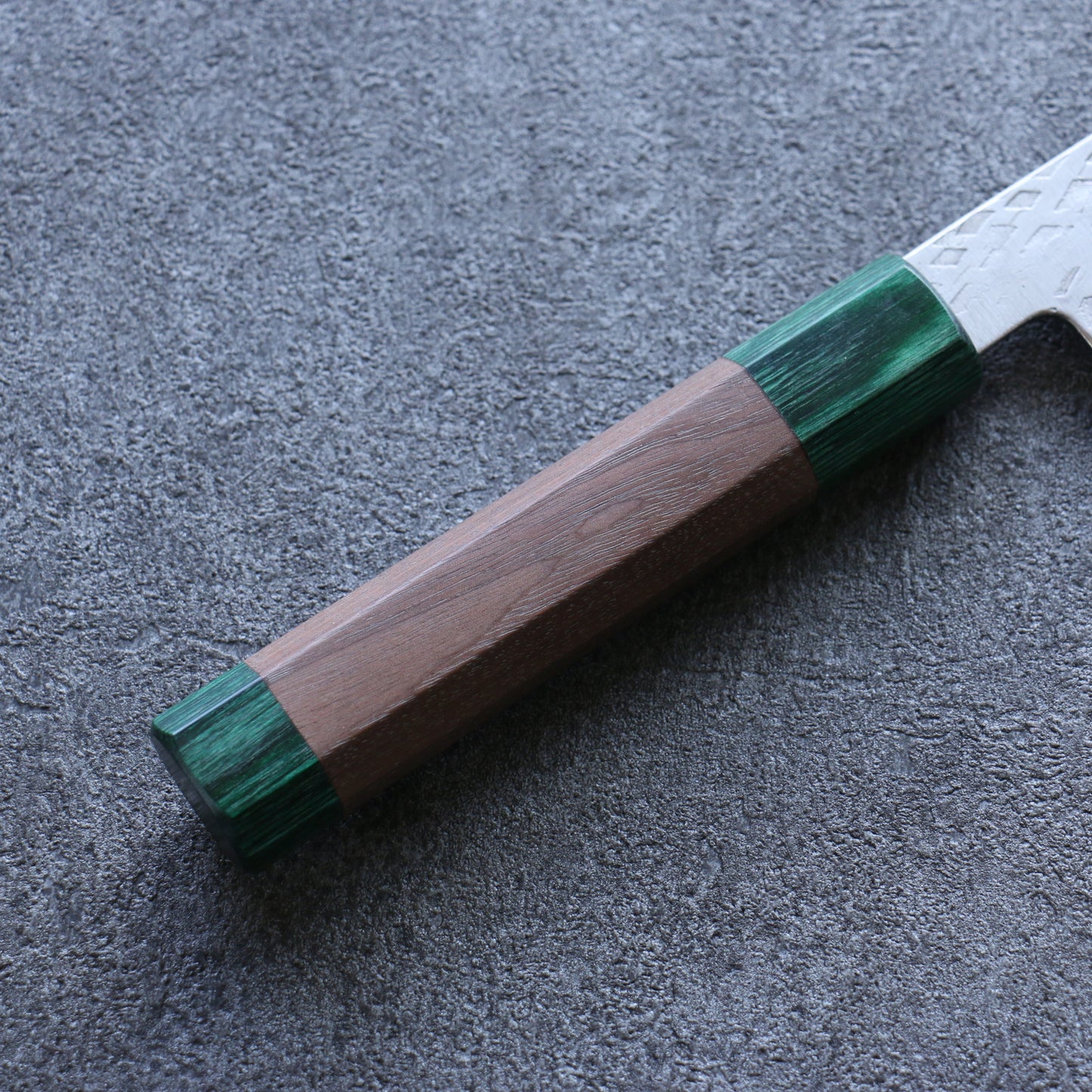 清助 銀三鋼 鎚目 牛刀包丁 210mm ウォルナット (両側緑口輪)柄 - 清助刃物