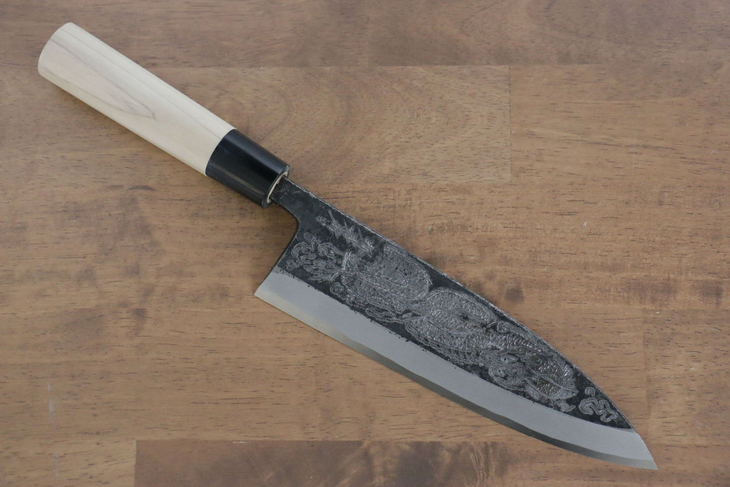 堺 孝行 白鋼 黒打 一登竜門の彫刻入り 出刃包丁 210mm 朴柄 - 清助刃物
