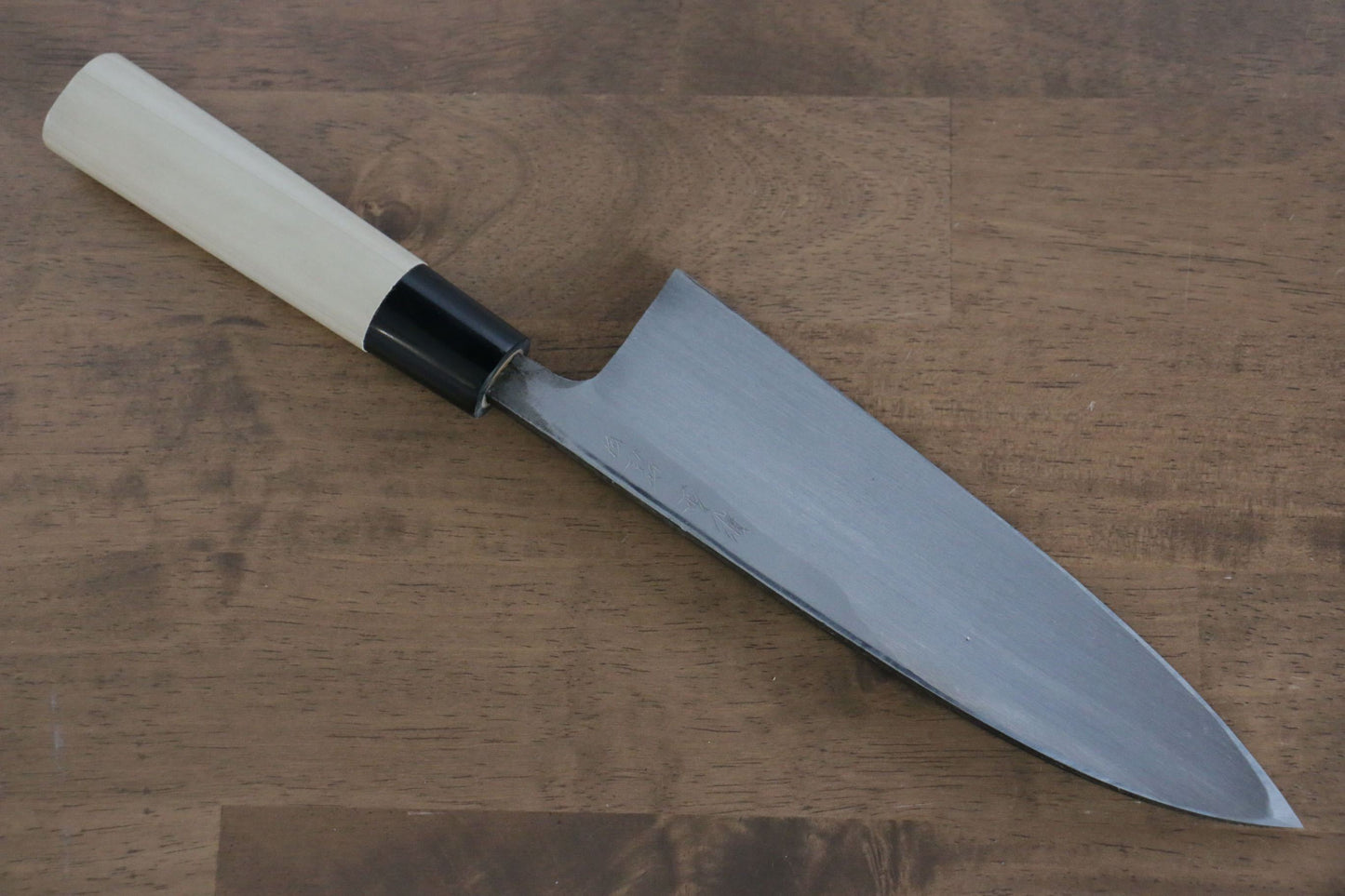 堺 孝行 白鋼 黒打 一登竜門の彫刻入り 出刃包丁 210mm 朴柄 - 清助刃物
