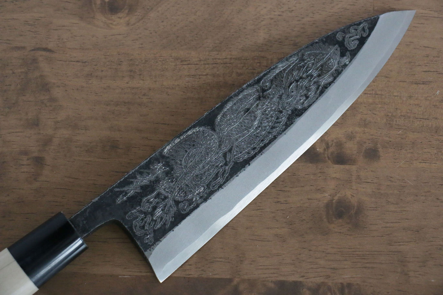 堺 孝行 白鋼 黒打 一登竜門の彫刻入り 出刃包丁 210mm 朴柄 - 清助刃物