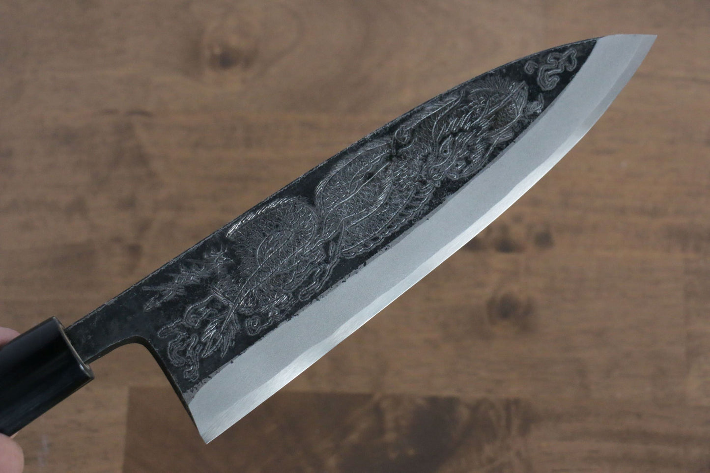 堺 孝行 白鋼 黒打 一登竜門の彫刻入り 出刃包丁 210mm 朴柄 - 清助刃物