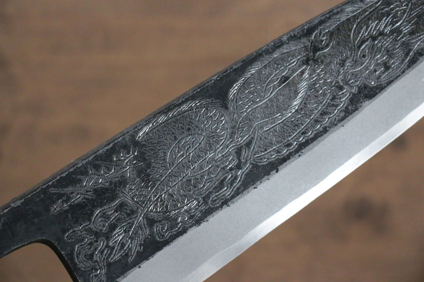 堺 孝行 白鋼 黒打 一登竜門の彫刻入り 出刃包丁 210mm 朴柄 - 清助刃物