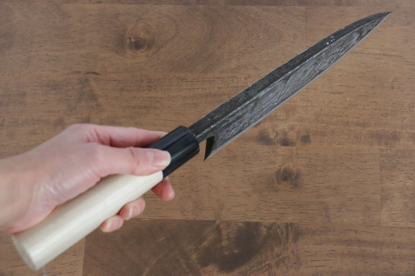 堺 孝行 白鋼 黒打 一登竜門の彫刻入り 出刃包丁 210mm 朴柄 - 清助刃物