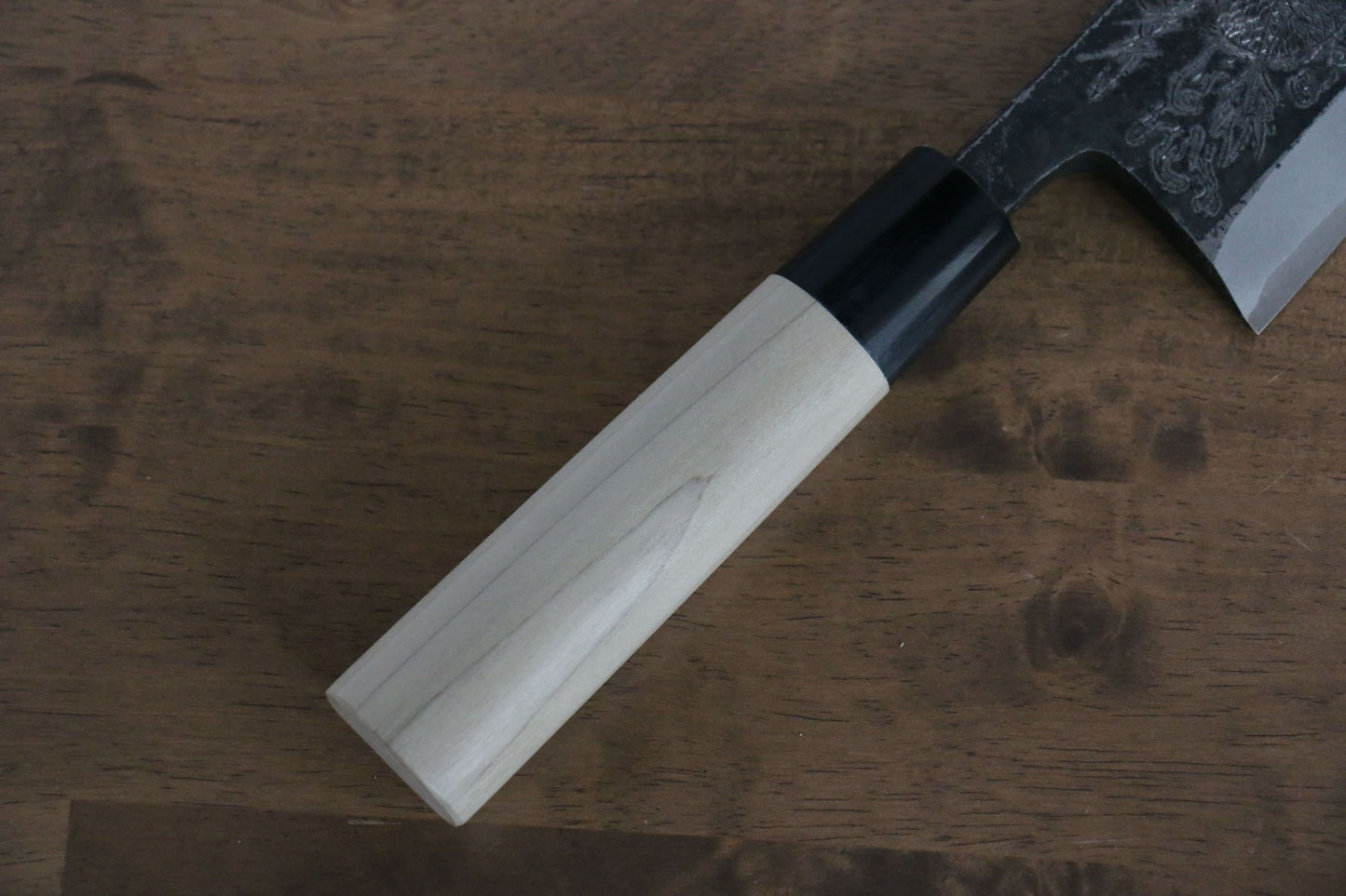 堺 孝行 白鋼 黒打 一登竜門の彫刻入り 出刃包丁 210mm 朴柄 - 清助刃物