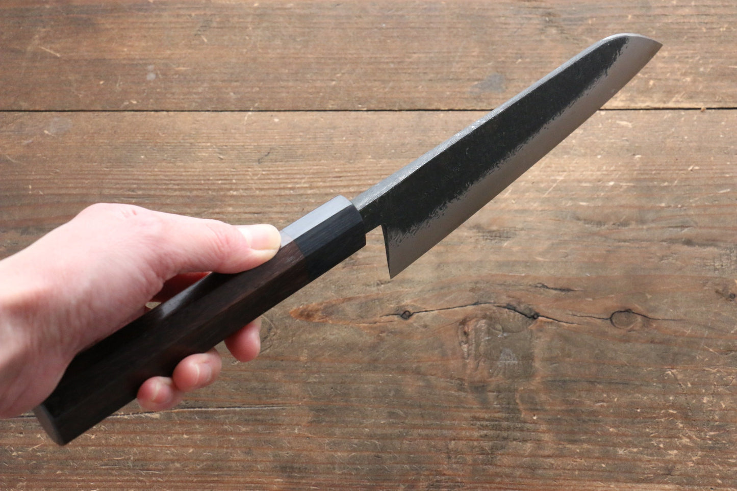 岩井 貴行 青スーパー鋼 黒打 鎚目 三徳包丁 165mm 紫檀柄 - 清助刃物