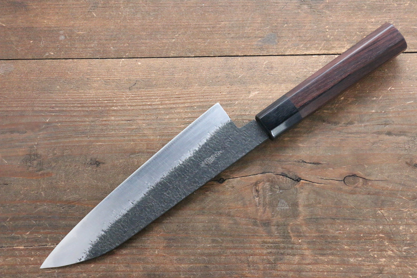 岩井 貴行 青スーパー鋼 黒打 鎚目 牛刀包丁  180mm 紫檀柄 - 清助刃物