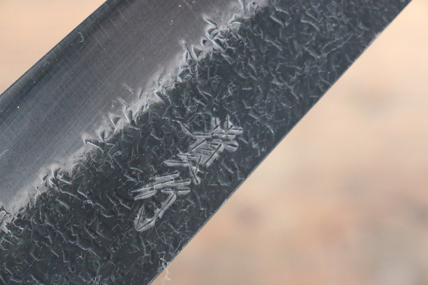 岩井 貴行 青スーパー鋼 黒打 鎚目 牛刀包丁  180mm 紫檀柄 - 清助刃物