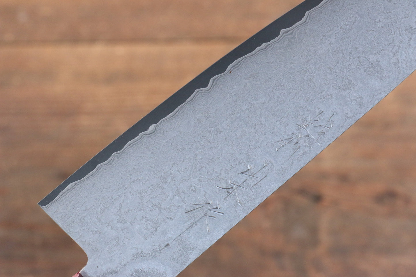 山本 直 V金10号 黒ダマスカス 三徳包丁 180mm 赤合板柄 - 清助刃物