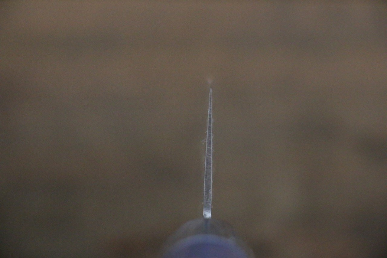 堺 孝行 45層 ダマスカス 鎚目 牛刀包丁 240mm 青漆塗り 鞘付き - 清助刃物