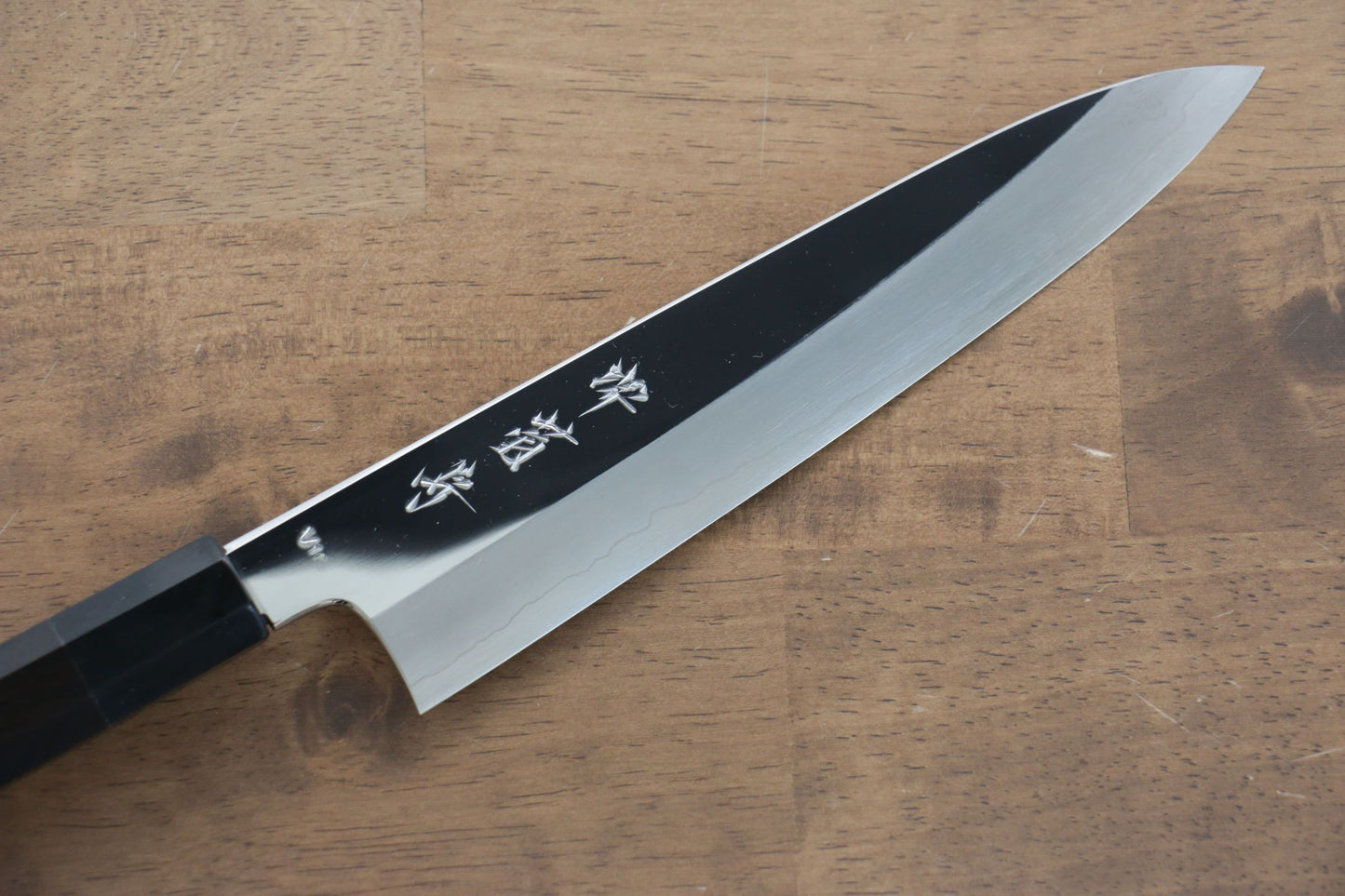 堺 菊守 V金10号 鏡面仕上げ 牛刀包丁 210mm 黒檀柄 - 清助刃物