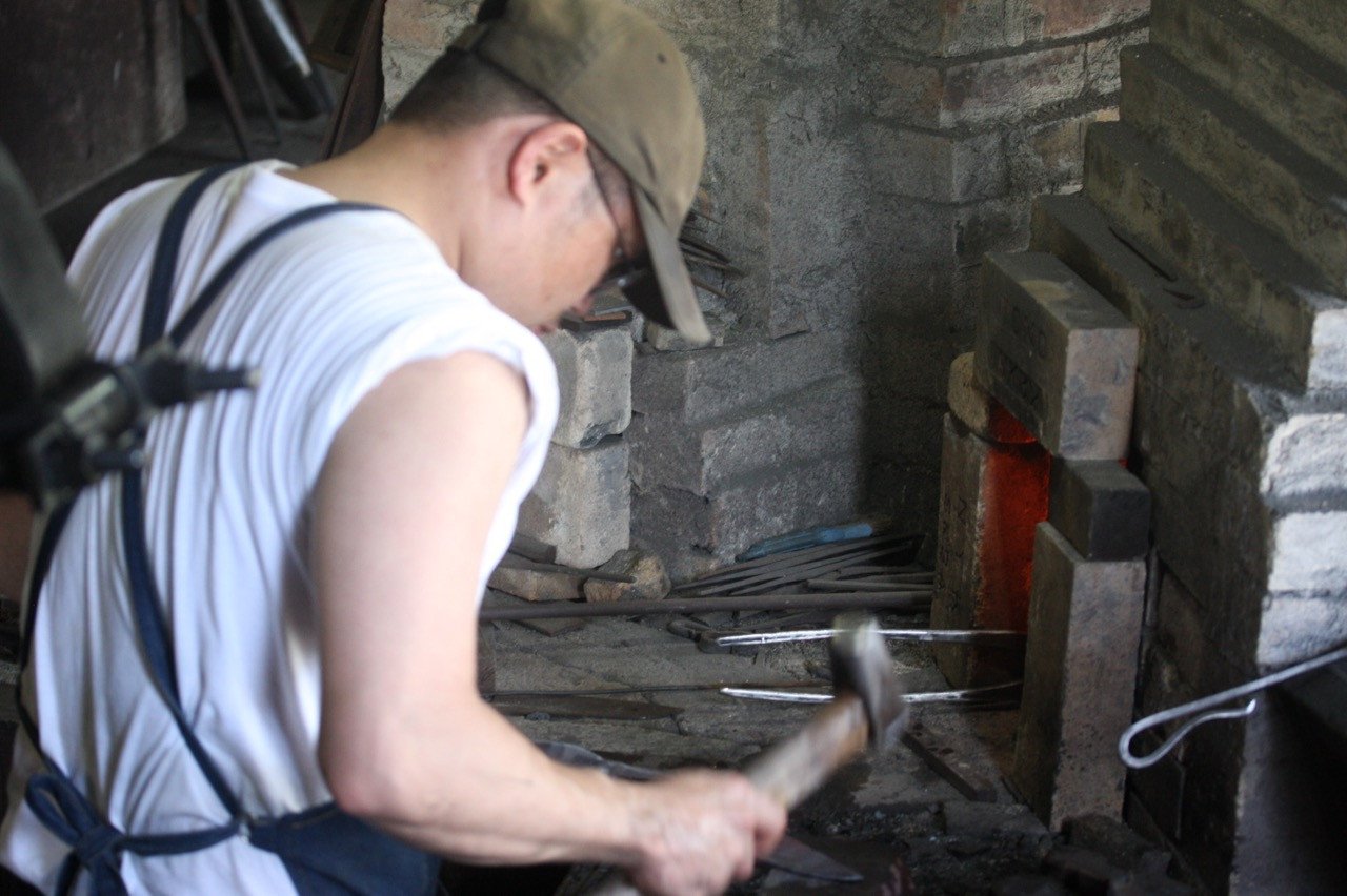 岩井 貴行 青スーパー鋼 黒打 三徳包丁 165mm 紫檀柄 - 清助刃物