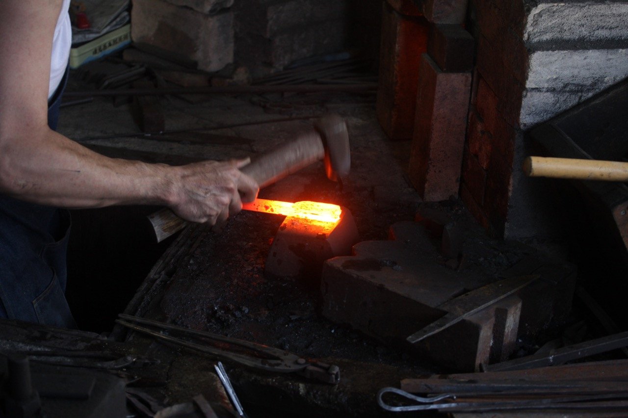 岩井 貴行 青スーパー鋼 黒打 菜切包丁 165mm 紫檀柄 - 清助刃物