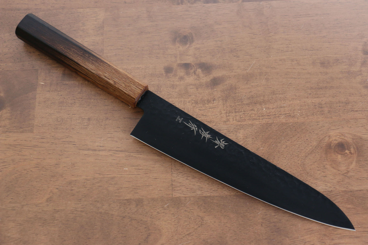 堺 孝行 黒影 V金10号 鎚目 テフロン加工 牛刀包丁 210mm 樫焼柄 - 清助刃物
