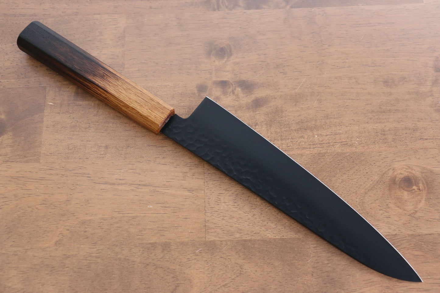 堺 孝行 黒影 V金10号 鎚目 テフロン加工 牛刀包丁 210mm 樫焼柄 - 清助刃物