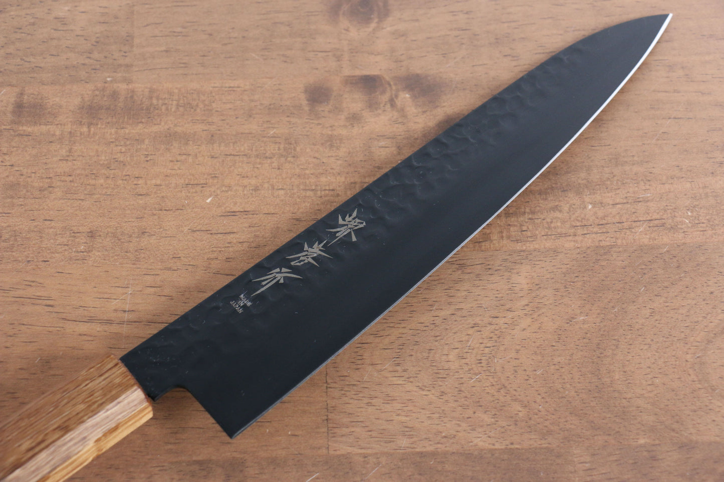 堺 孝行 黒影 V金10号 鎚目 テフロン加工 牛刀包丁 210mm 樫焼柄 - 清助刃物