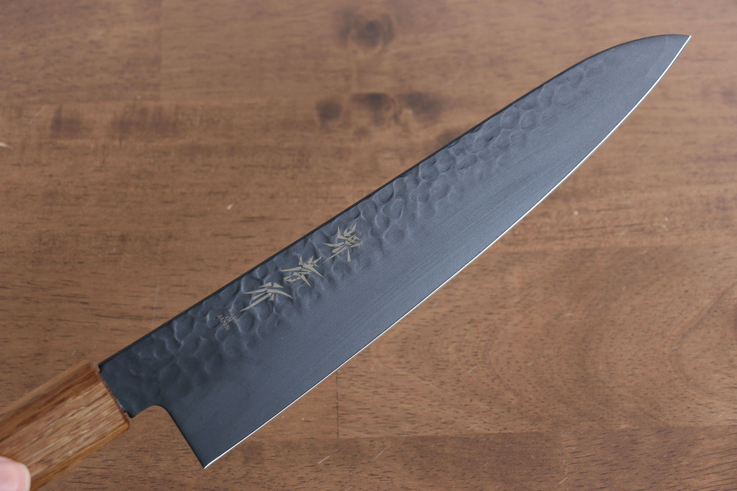 堺 孝行 黒影 V金10号 鎚目 テフロン加工 牛刀包丁 210mm 樫焼柄 - 清助刃物