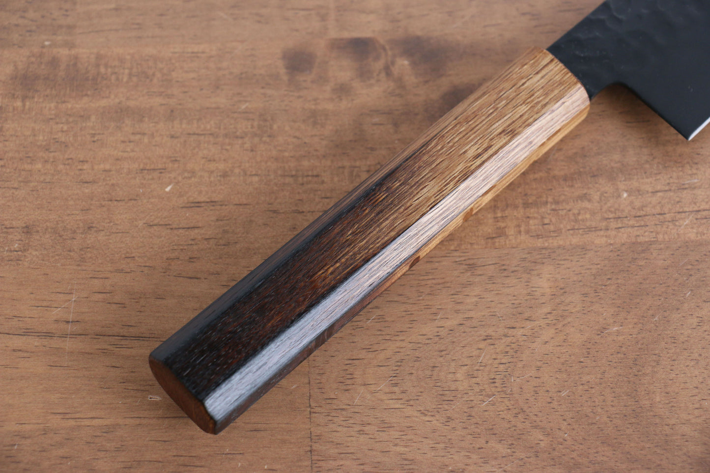 堺 孝行 黒影 V金10号 鎚目 テフロン加工 牛刀包丁 210mm 樫焼柄 - 清助刃物