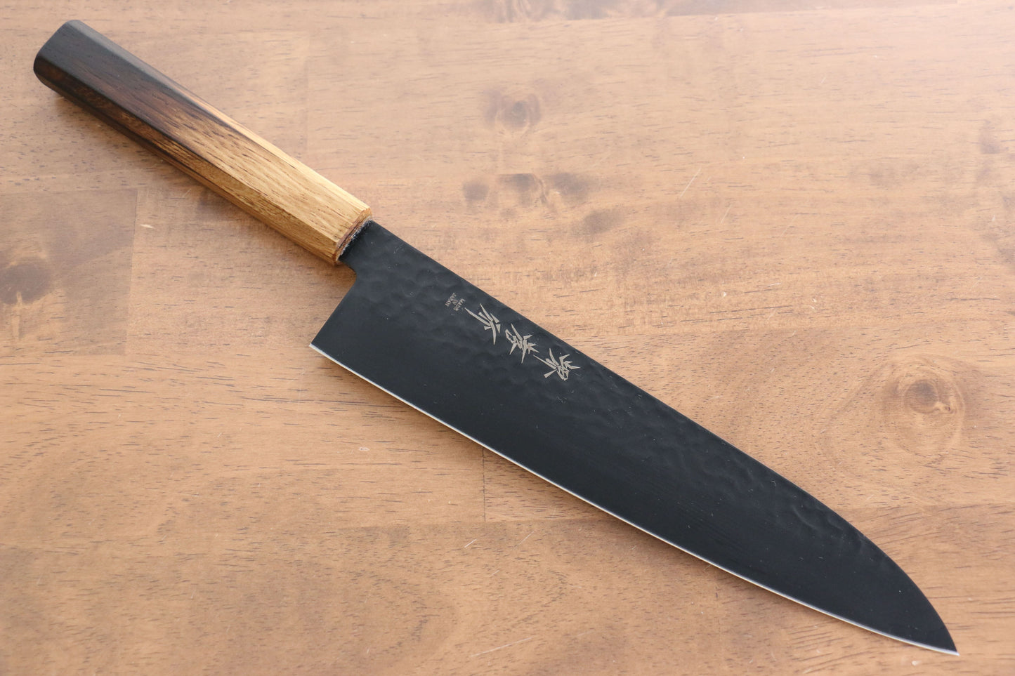 堺 孝行 黒影 V金10号 鎚目 テフロン加工 牛刀包丁 240mm 樫焼柄 - 清助刃物