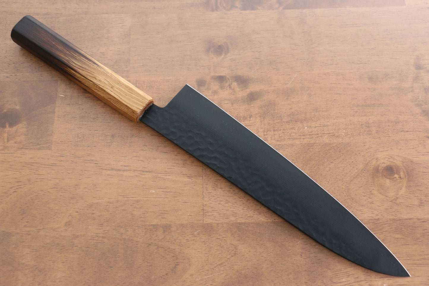 堺 孝行 黒影 V金10号 鎚目 テフロン加工 牛刀包丁 240mm 樫焼柄 - 清助刃物