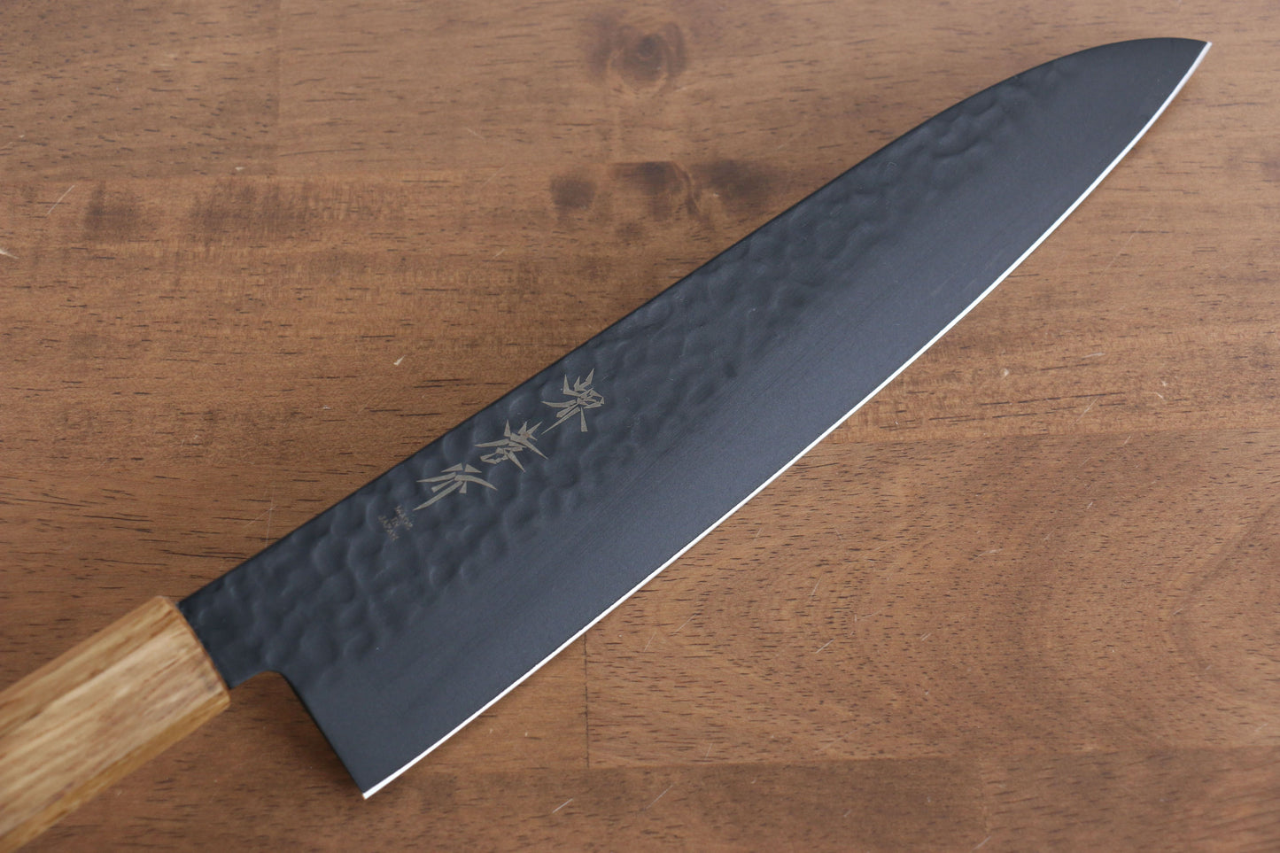 堺 孝行 黒影 V金10号 鎚目 テフロン加工 牛刀包丁 240mm 樫焼柄 - 清助刃物