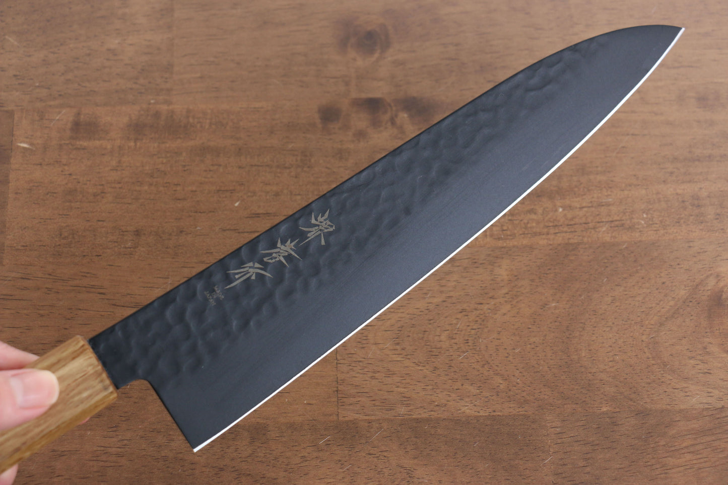 堺 孝行 黒影 V金10号 鎚目 テフロン加工 牛刀包丁 240mm 樫焼柄 - 清助刃物
