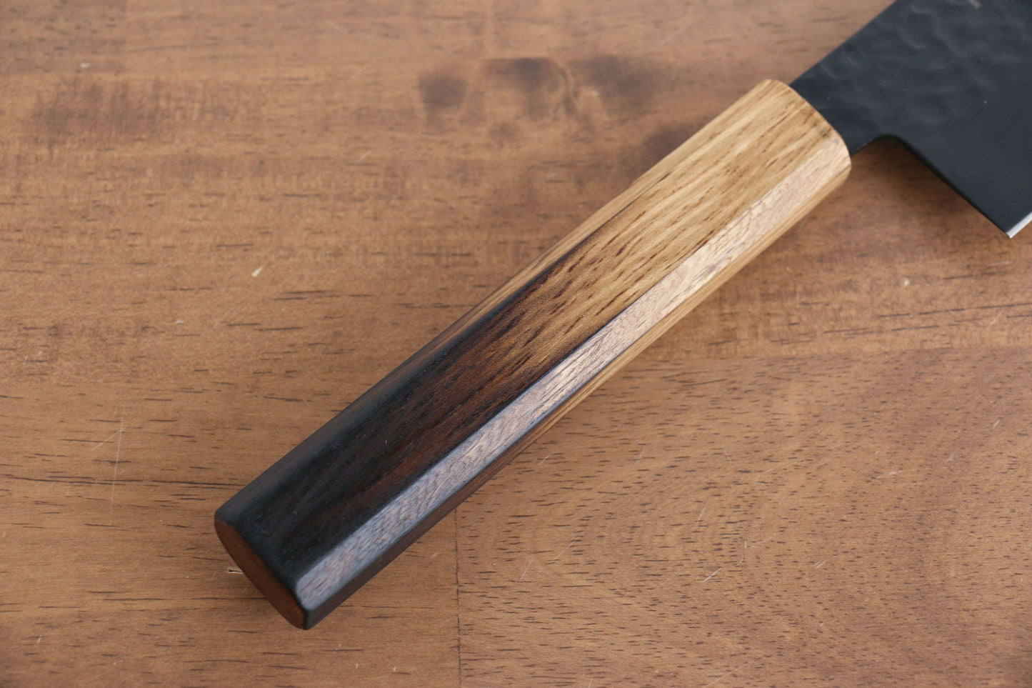 堺 孝行 黒影 V金10号 鎚目 テフロン加工 牛刀包丁 240mm 樫焼柄 - 清助刃物