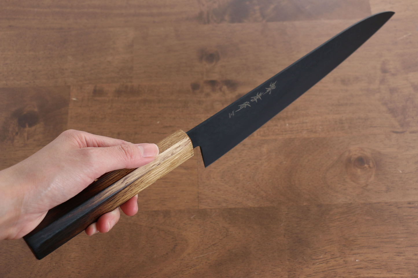堺 孝行 黒影 V金10号 鎚目 テフロン加工 牛刀包丁 240mm 樫焼柄 - 清助刃物