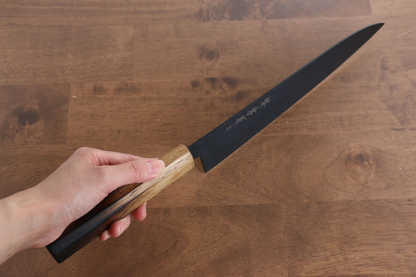 堺 孝行 黒影 V金10号 鎚目 テフロン加工 牛刀包丁 240mm 樫焼柄 - 清助刃物