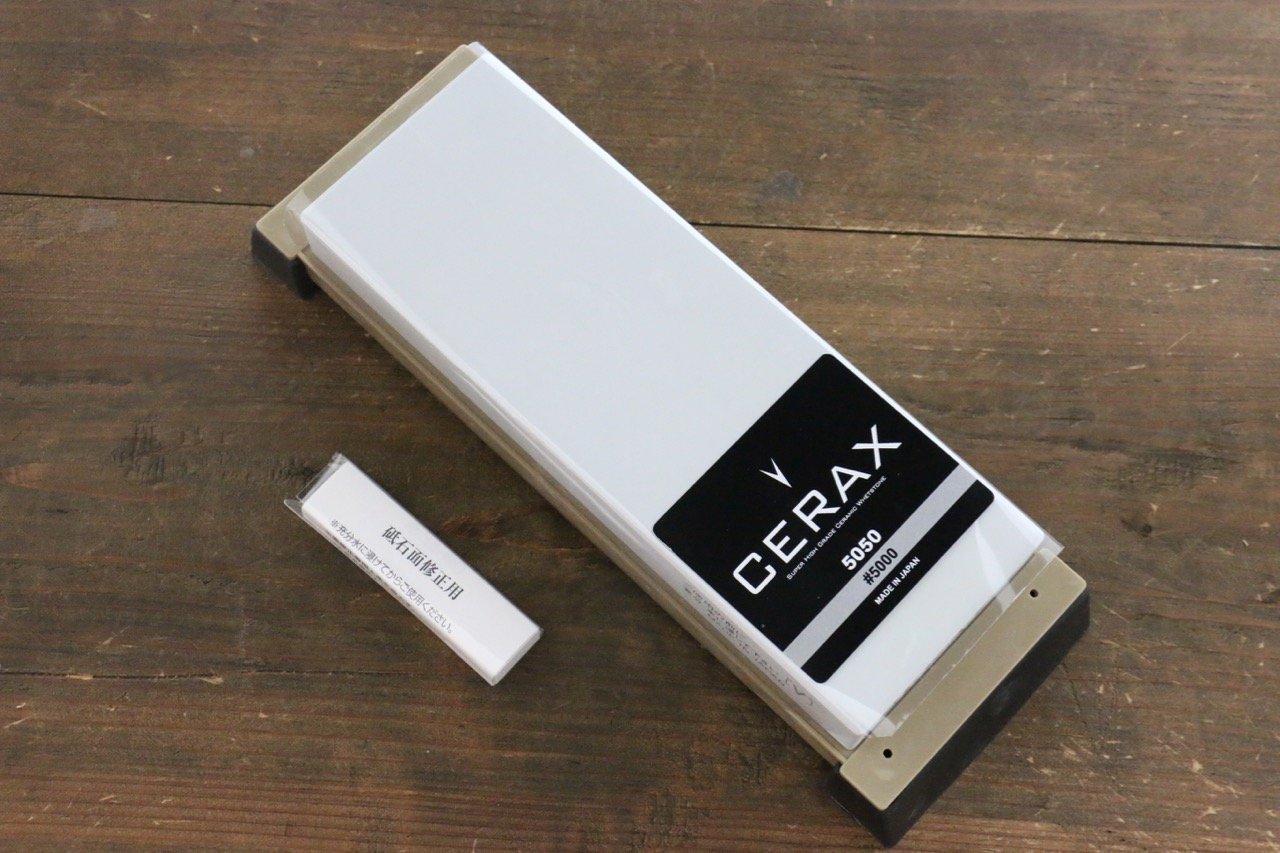 末広 CERAX 5050 薄青 仕上砥石 (ゴム足PC台付) #5000 - 清助刃物