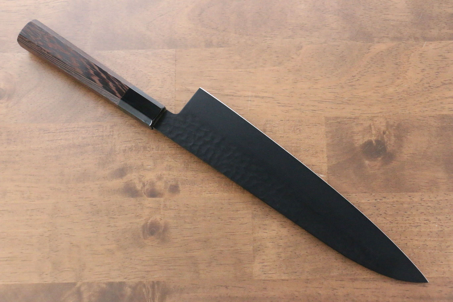 堺 孝行 黒影 V金10号 鎚目 テフロン加工 牛刀包丁 240mm ウエンジ柄 - 清助刃物
