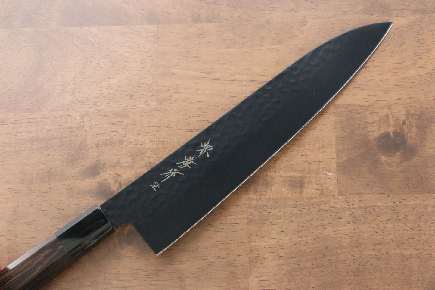 堺 孝行 黒影 V金10号 鎚目 テフロン加工 牛刀包丁 240mm ウエンジ柄 - 清助刃物