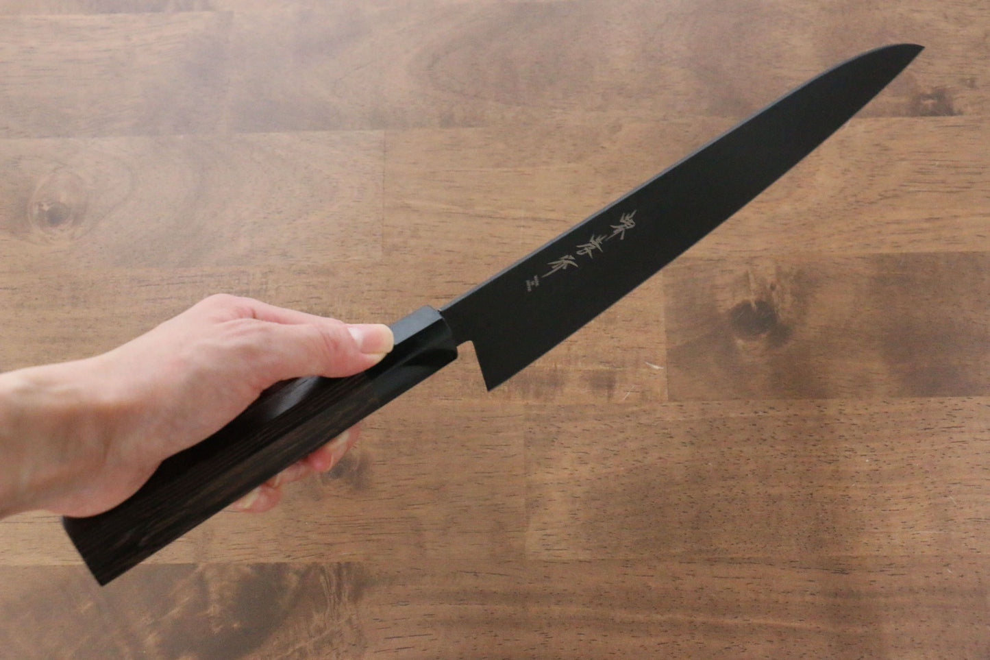 堺 孝行 黒影 V金10号 鎚目 テフロン加工 牛刀包丁 240mm ウエンジ柄 - 清助刃物