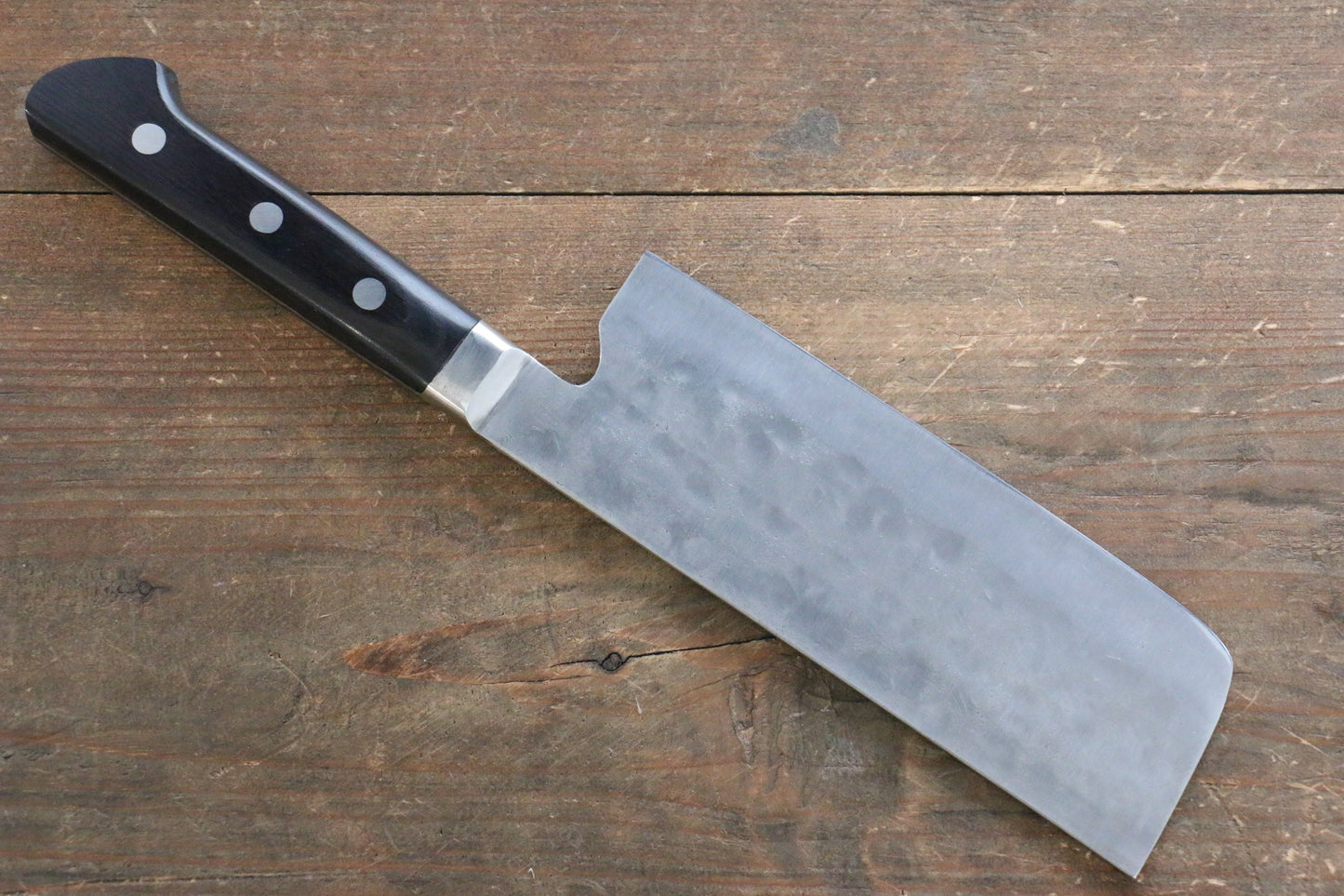 藤原 照康 幻の名刀 白一鋼 梨地鎚目 菜切包丁 150mm 黒合板柄 - 清助刃物