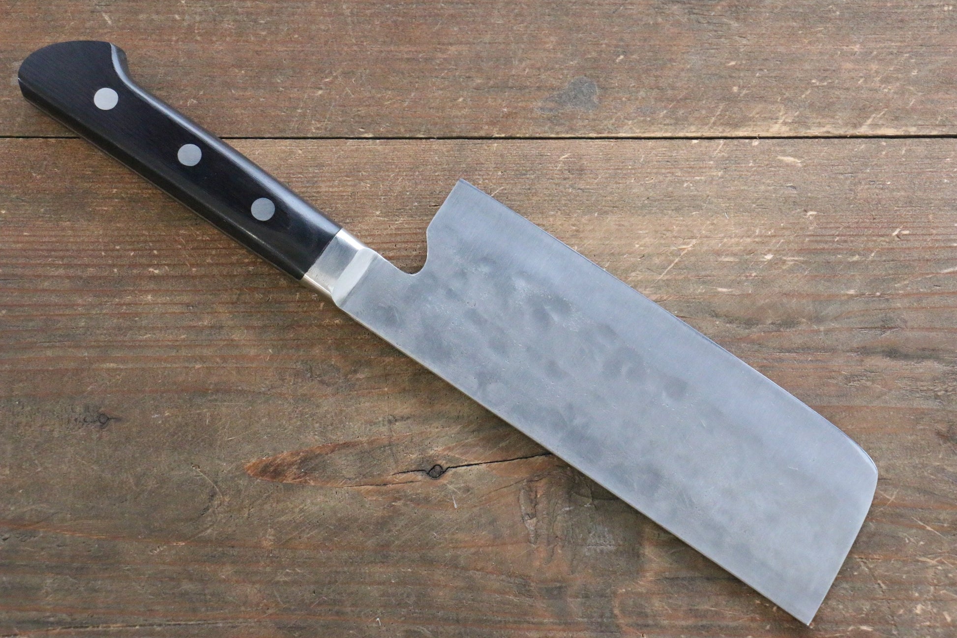 藤原 照康 幻の名刀 白一鋼 梨地鎚目 菜切包丁 150mm 黒合板柄 - 清助刃物