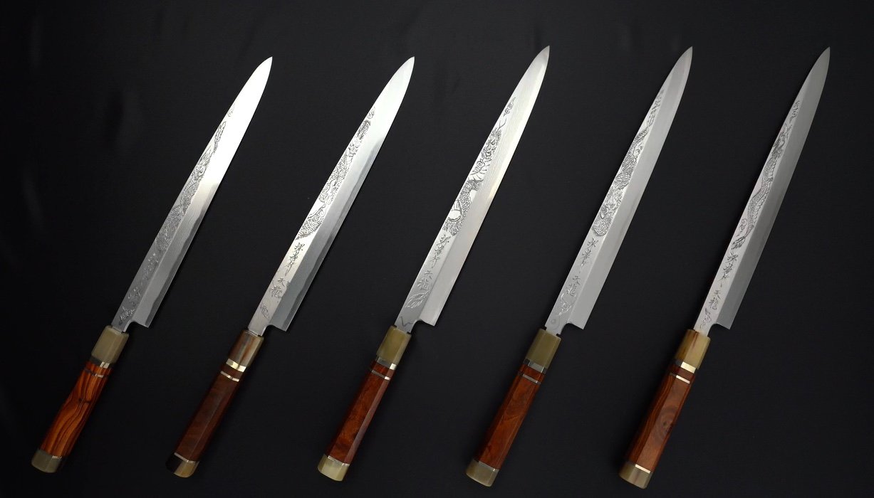 堺 孝行 天龍 うずしお 青ニ鋼 龍の彫刻入り 柳刃包丁 300mm 赤黒檀柄 鞘付き - 清助刃物