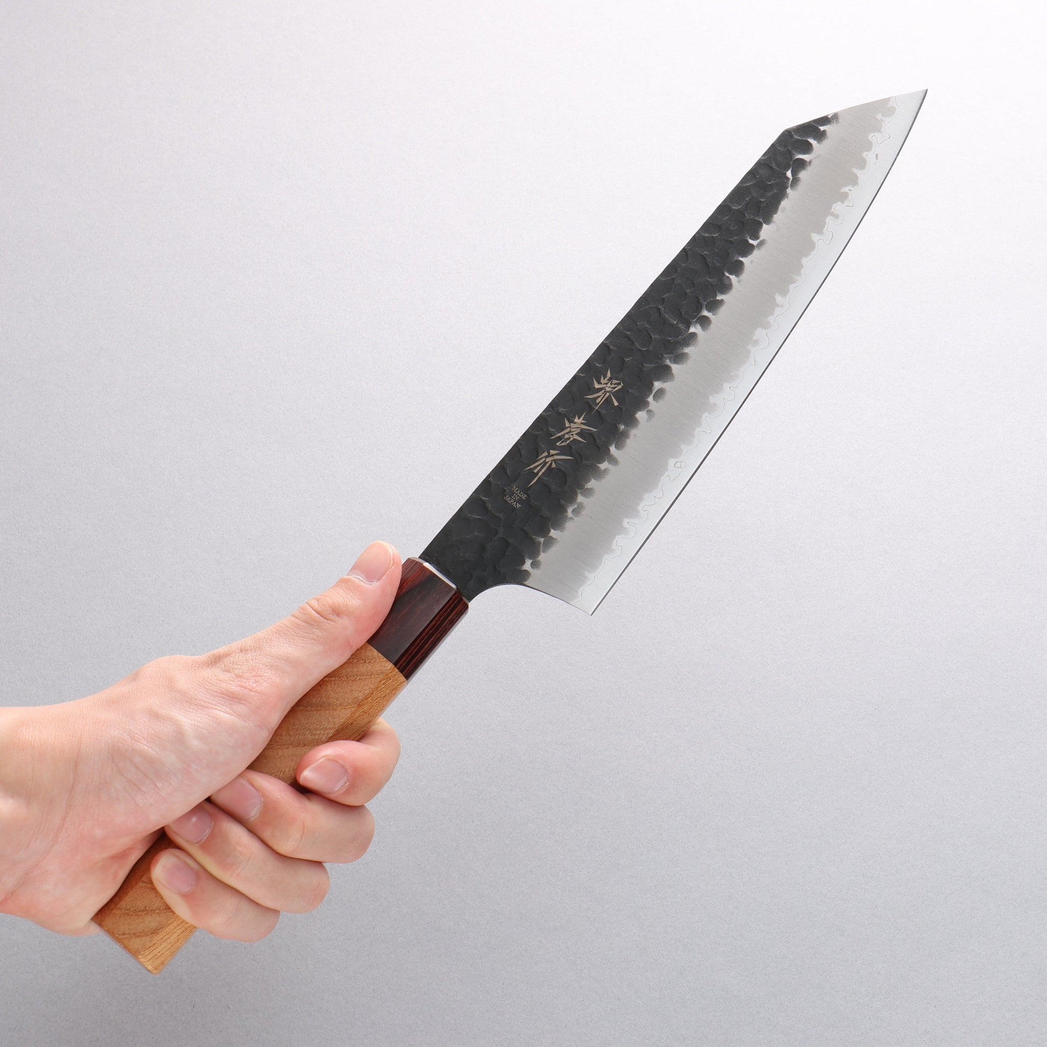 堺 孝行 青スーパー鋼 鎚目 黒仕上げ 剣型牛刀包丁 190mm - 清助刃物